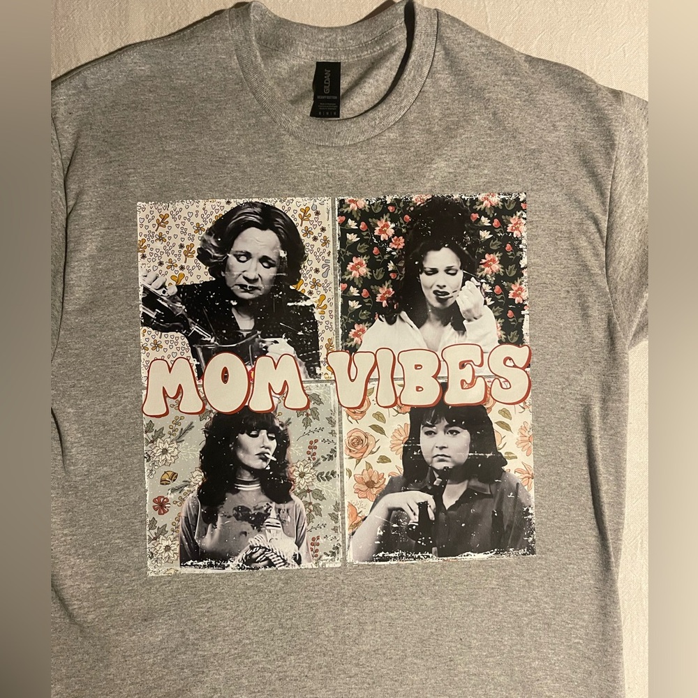 MOM VIBES 90s T-Shirt - MEDIUM